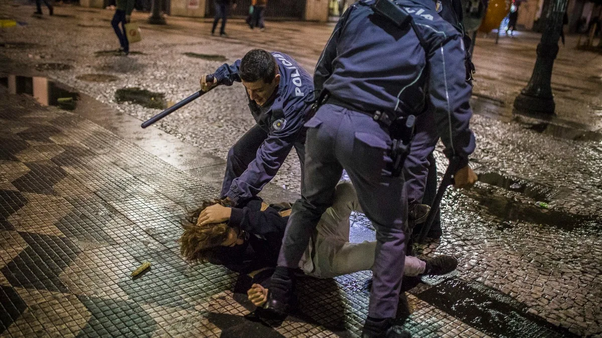 ​A PM desceu a porrada nos estudantes e manifestantes na Praça da República