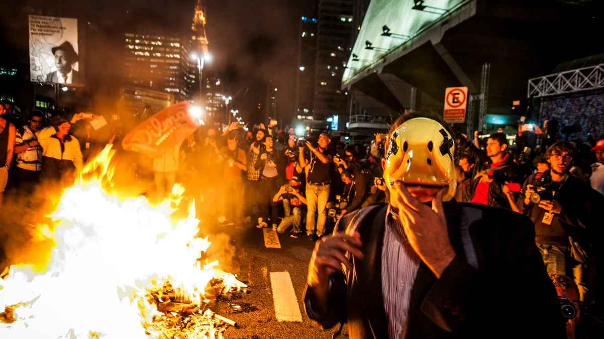 Ato contra o presidente interino Temer fecha a avenida Paulista
